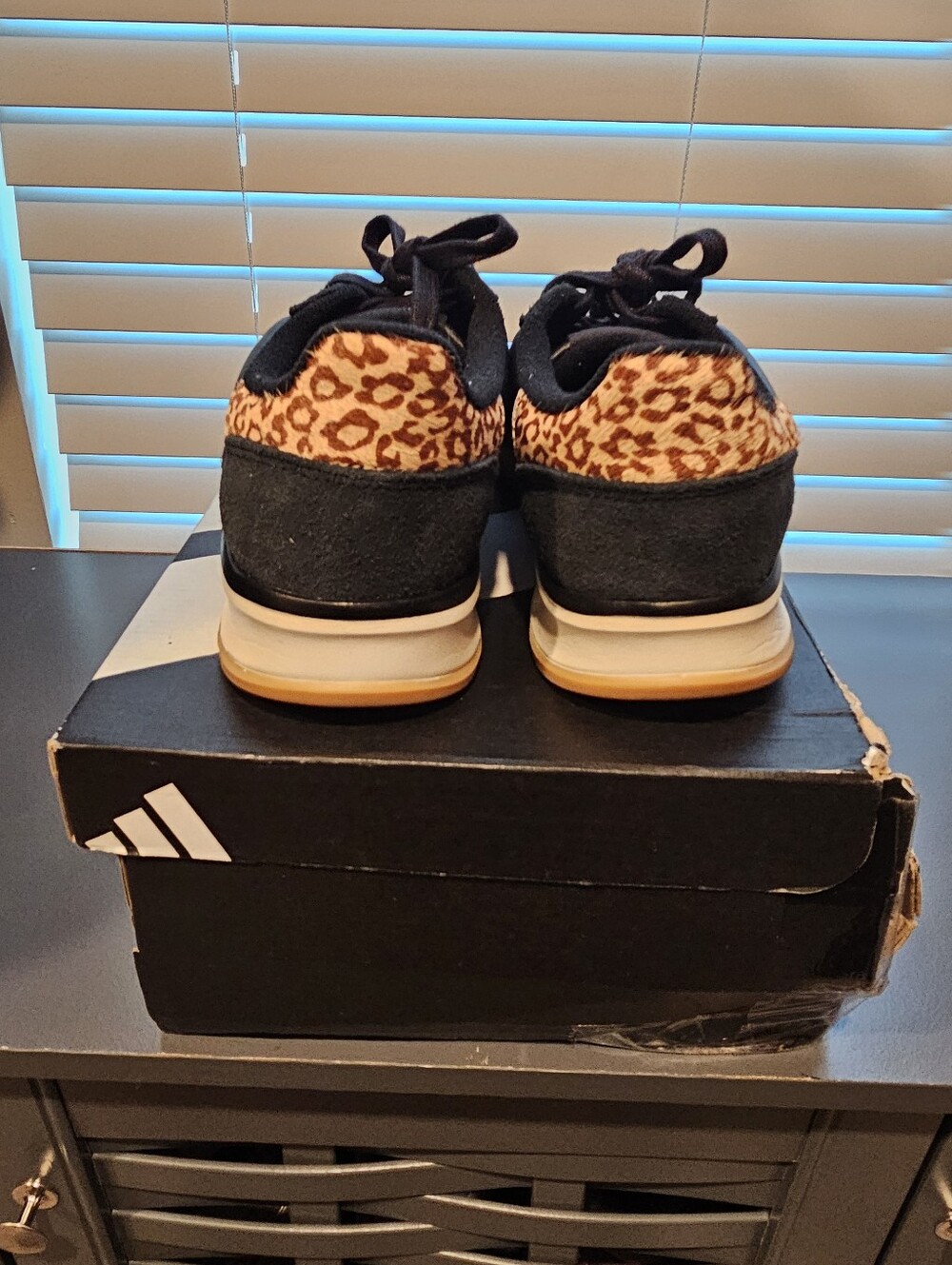 Adidas Run 70s 2.0 Suede/Cheetah Low Sneakers Size US Women 10.5/ Men 9.5 (NEW) - Picture 4 of 6